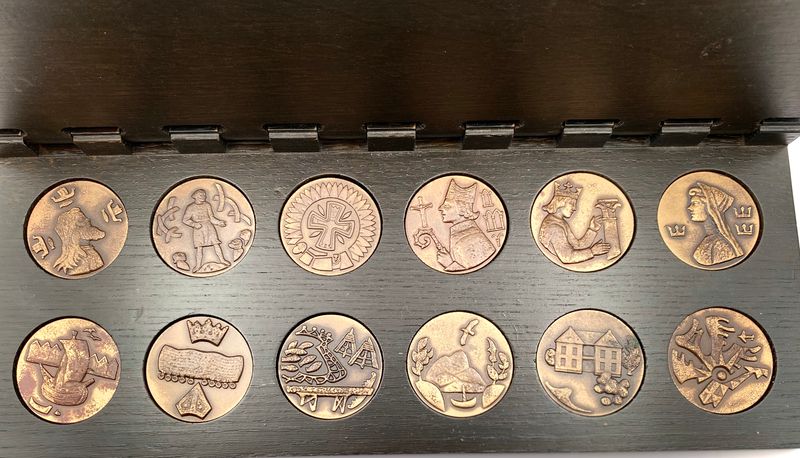 Komplett sett med Norge 1100 ÅR minnemedaljer i bronse