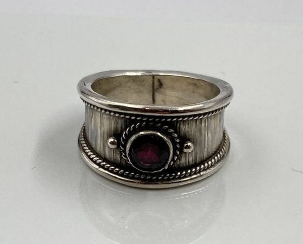 Hovedbilde Ring 925 sølv med lilla sten.Huldresølv.