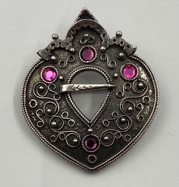 Hovedbilde Brosje 925 sølv med lilla stener. Huldresølv.